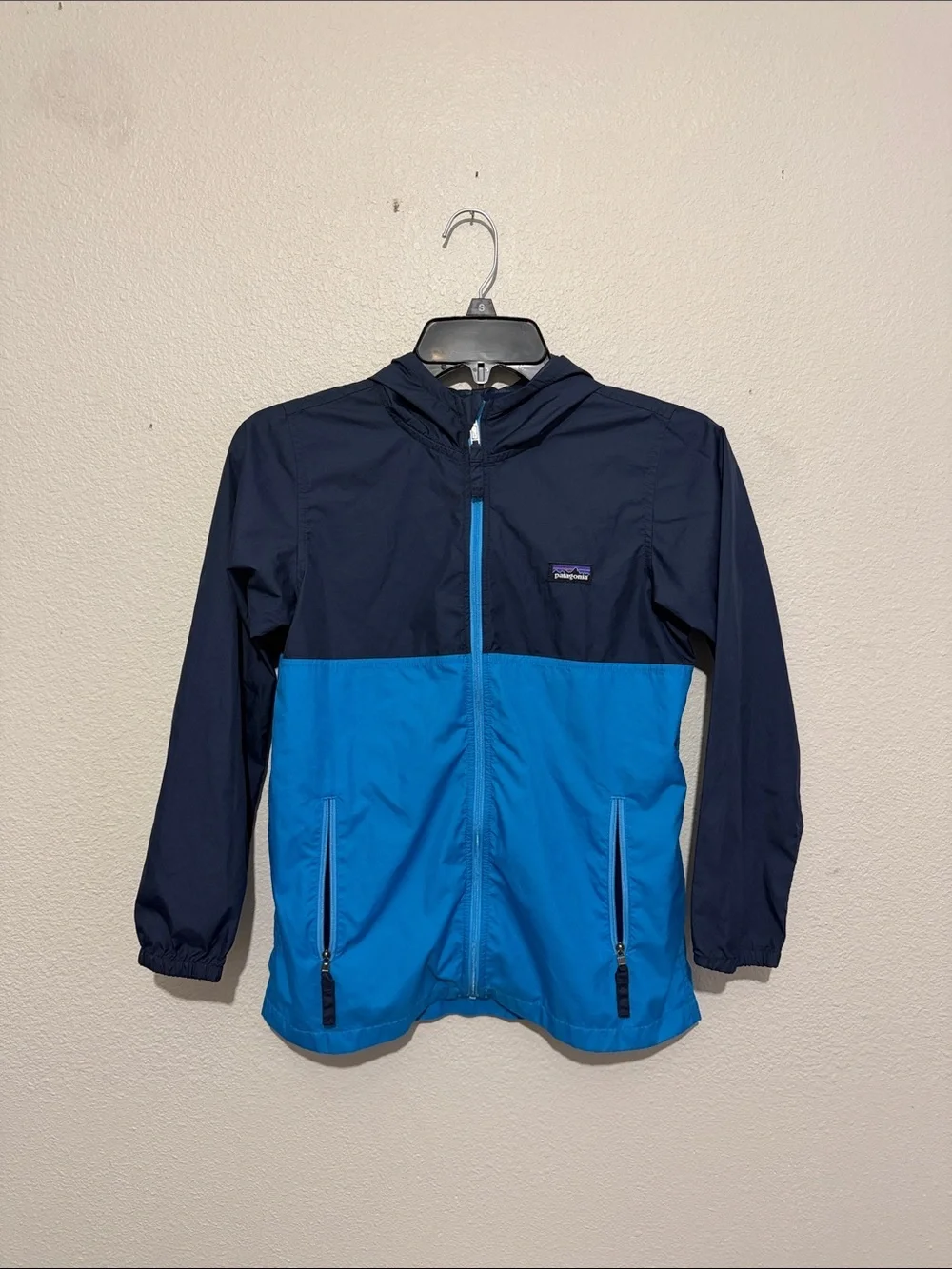 Patagonia Boys' Light & Variable Hoody Hooded Colorblock Jacket in Navy & Blue